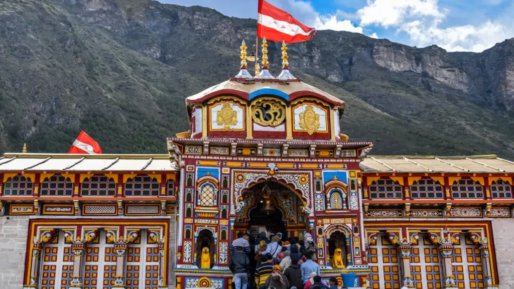 प्रतीकात्मक तस्वीर: बदरीनाथ धाम बर्फबारी