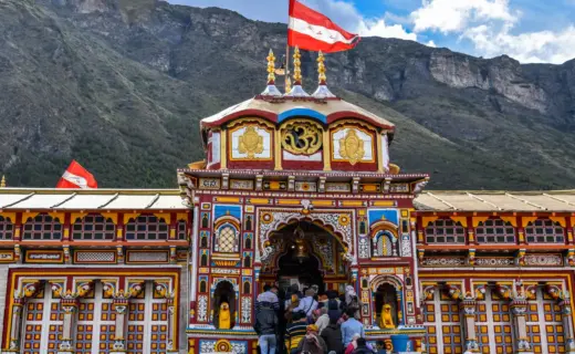 प्रतीकात्मक तस्वीर: बदरीनाथ धाम बर्फबारी