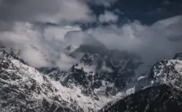 प्रतीकात्मक तस्वीर: पहाड़ों पर बर्फबारी