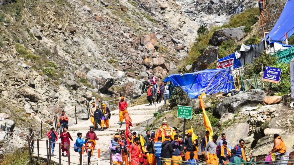 प्रतीकात्मक तस्वीर: वैष्णो देवी यात्रा मौसम